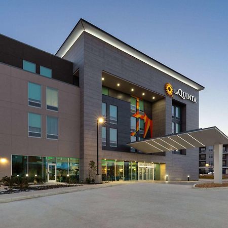 La Quinta Inn & Suites By Wyndham San Antonio At The Rim Exterior photo