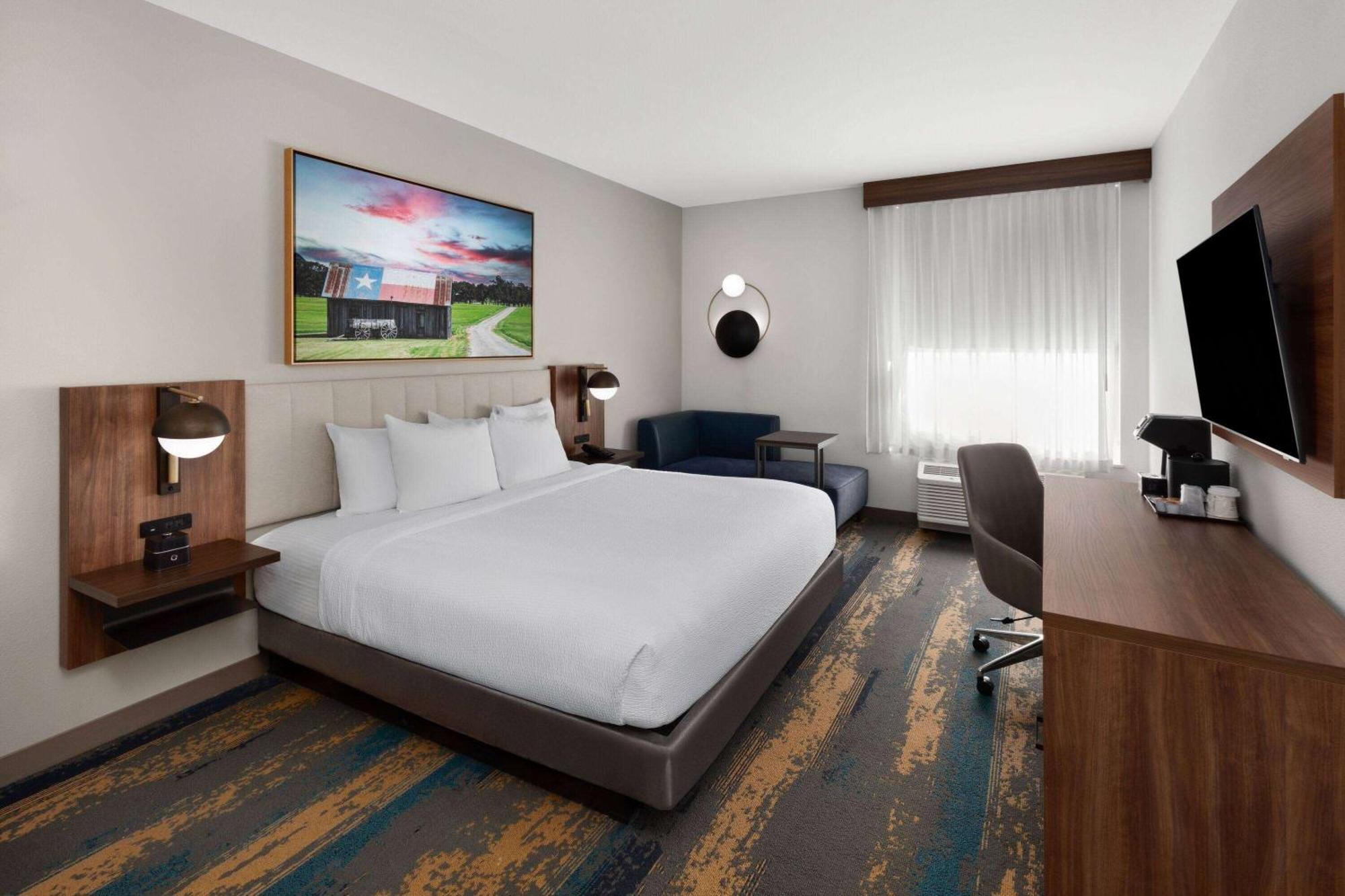 La Quinta Inn & Suites By Wyndham San Antonio At The Rim Exterior photo