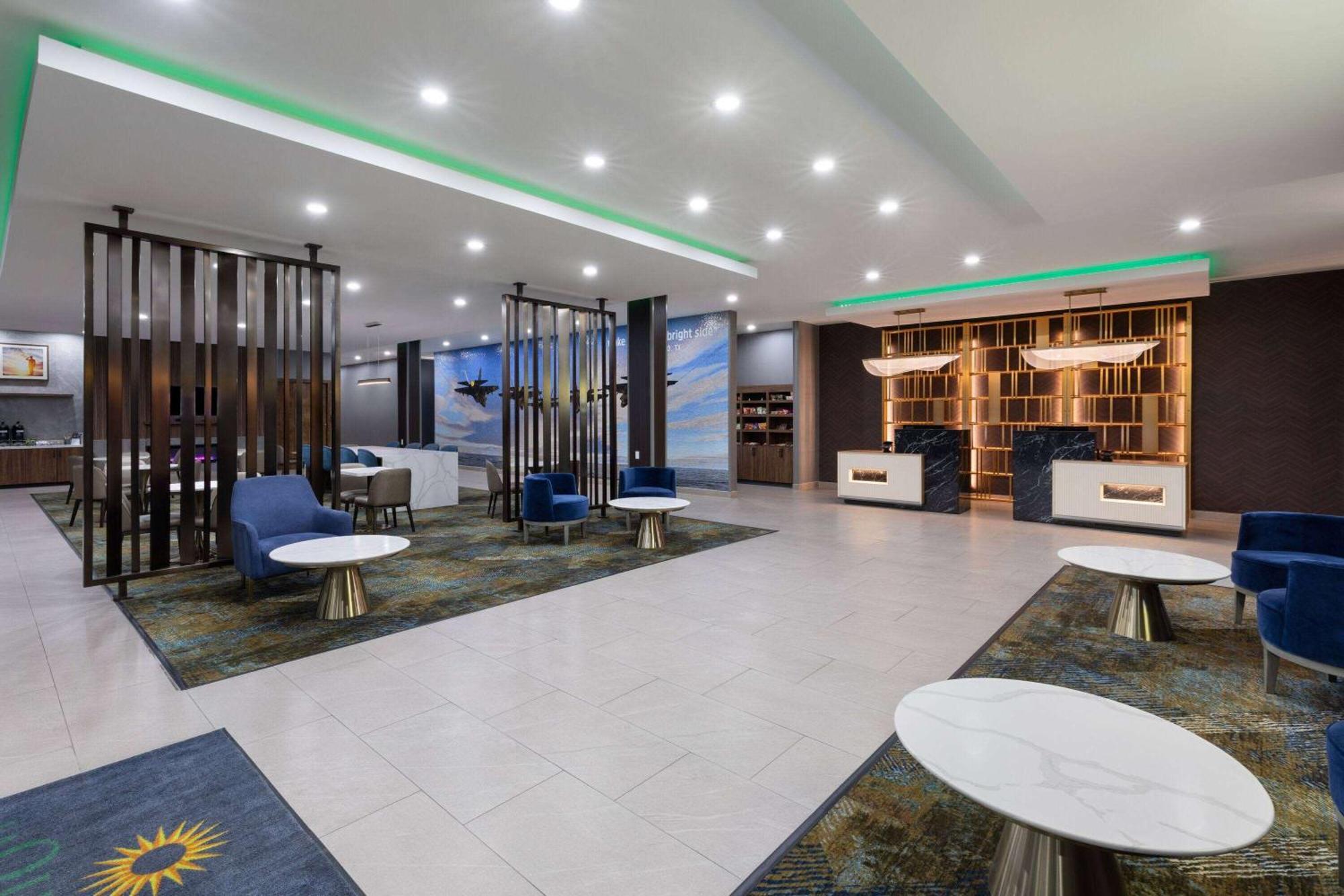 La Quinta Inn & Suites By Wyndham San Antonio At The Rim Exterior photo