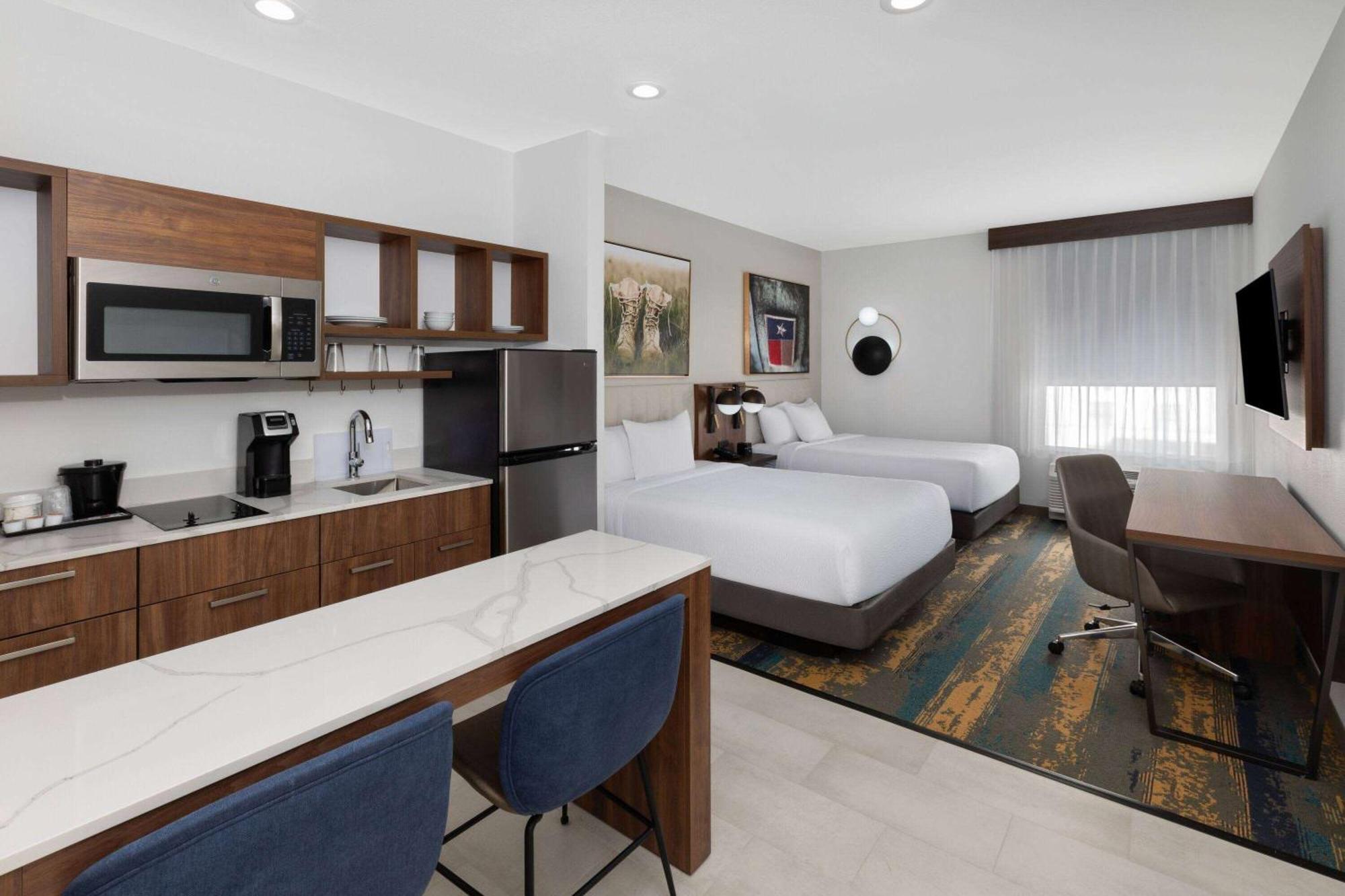 La Quinta Inn & Suites By Wyndham San Antonio At The Rim Exterior photo