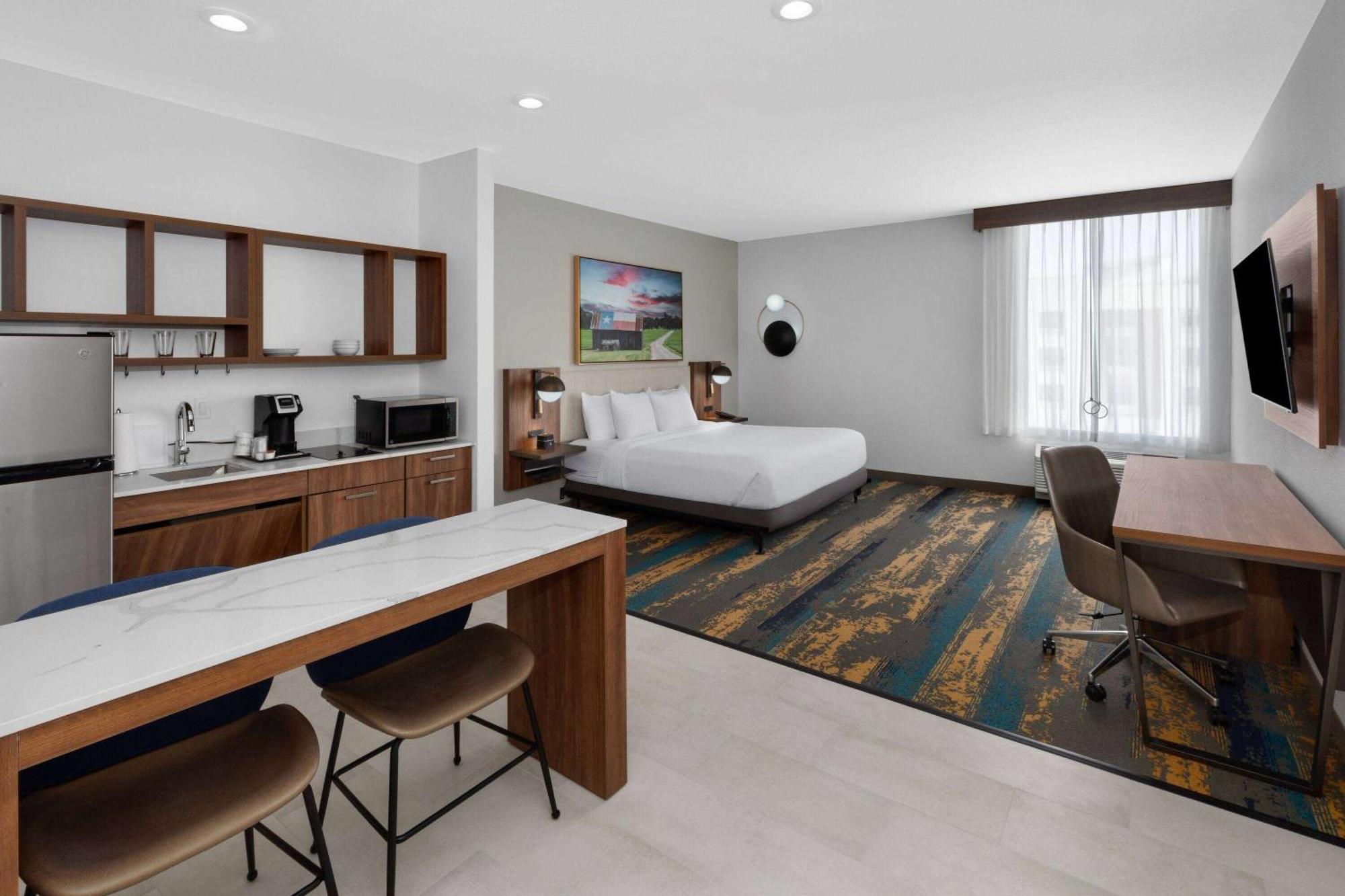 La Quinta Inn & Suites By Wyndham San Antonio At The Rim Exterior photo