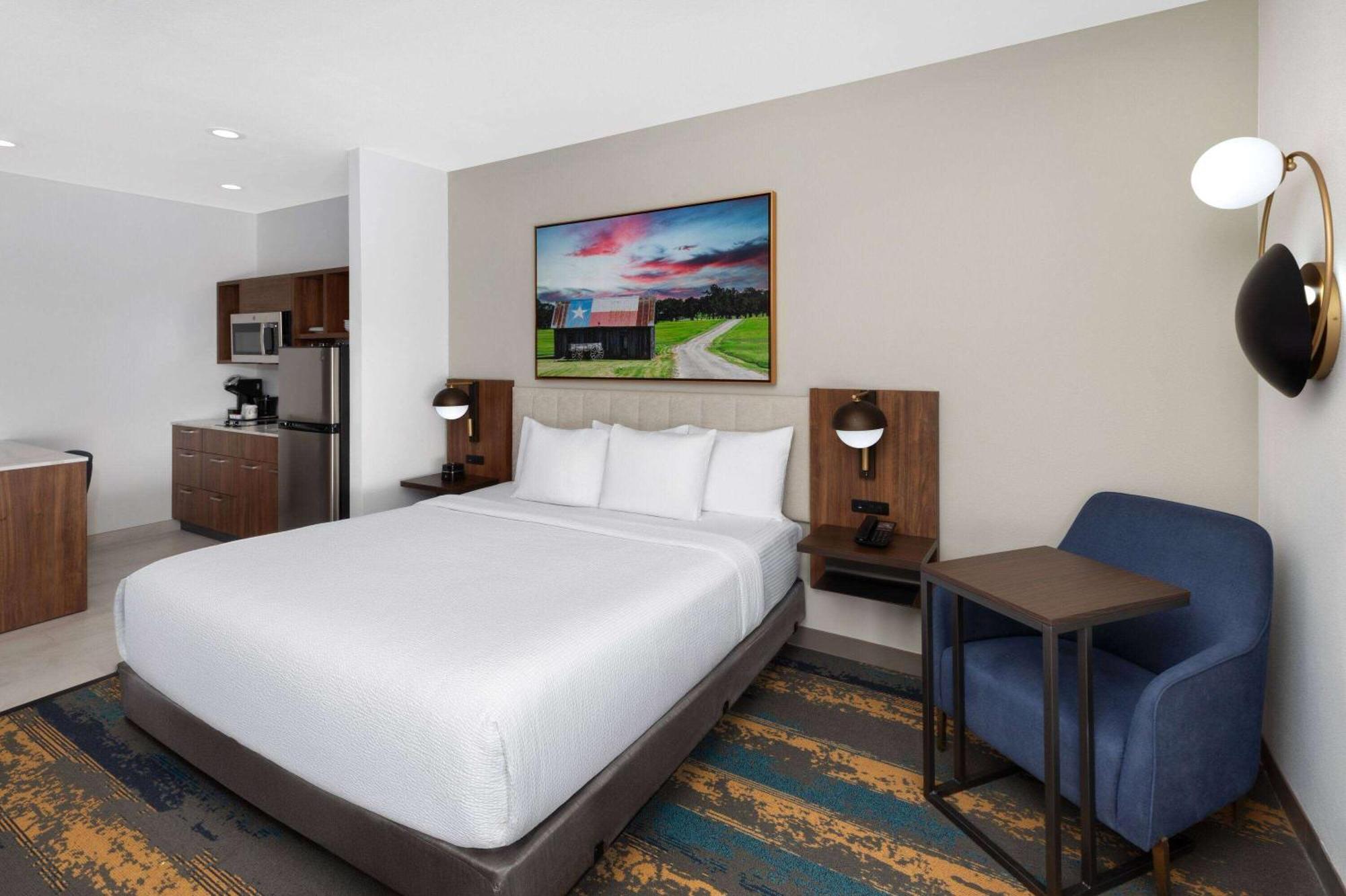 La Quinta Inn & Suites By Wyndham San Antonio At The Rim Exterior photo