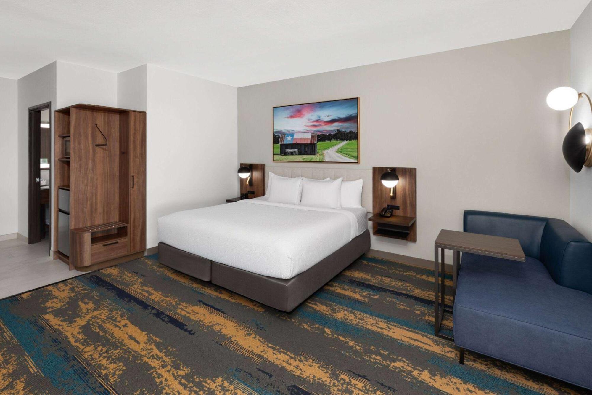 La Quinta Inn & Suites By Wyndham San Antonio At The Rim Exterior photo