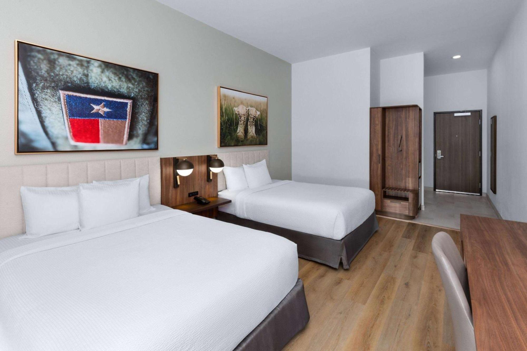 La Quinta Inn & Suites By Wyndham San Antonio At The Rim Exterior photo