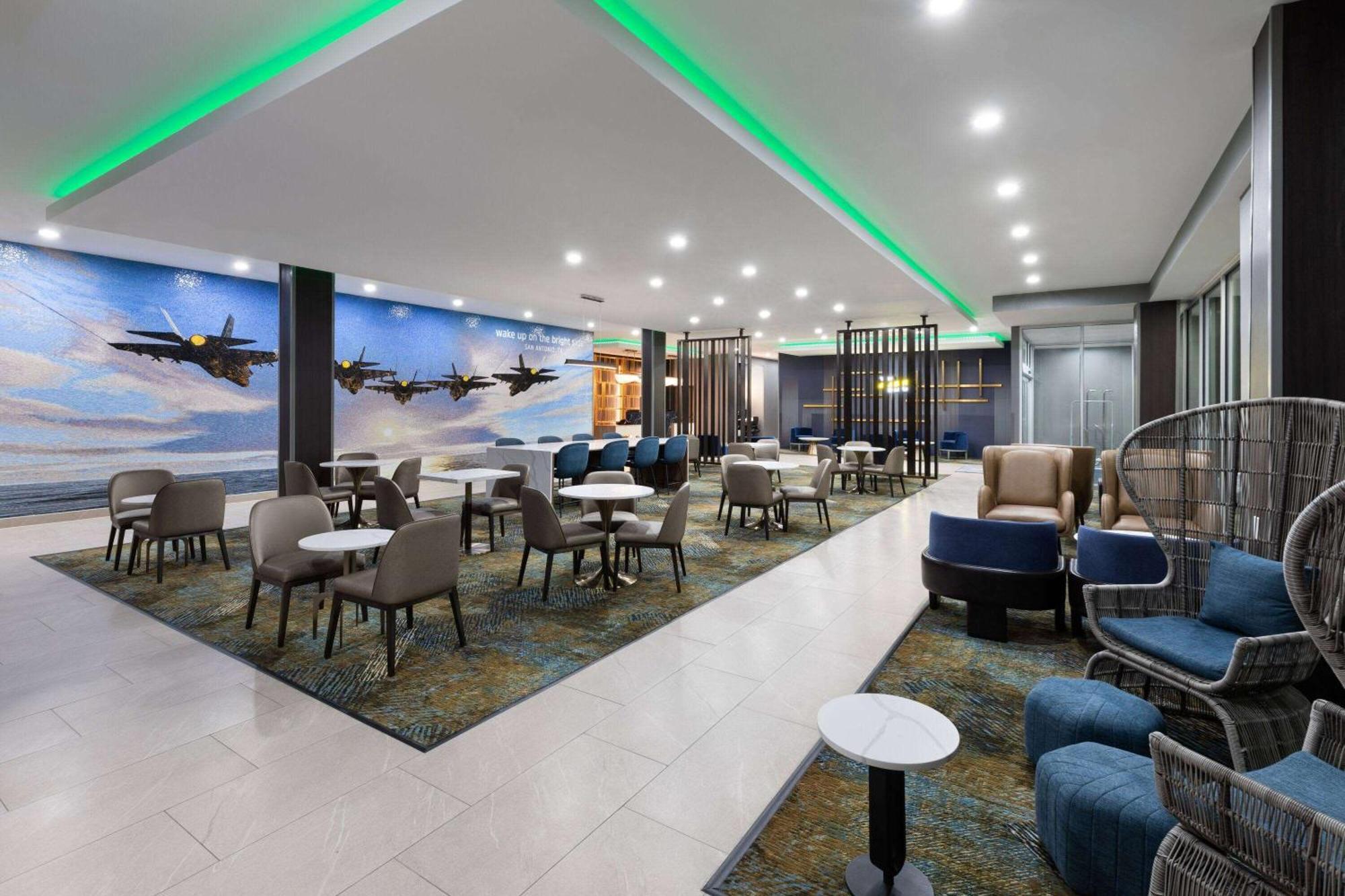 La Quinta Inn & Suites By Wyndham San Antonio At The Rim Exterior photo