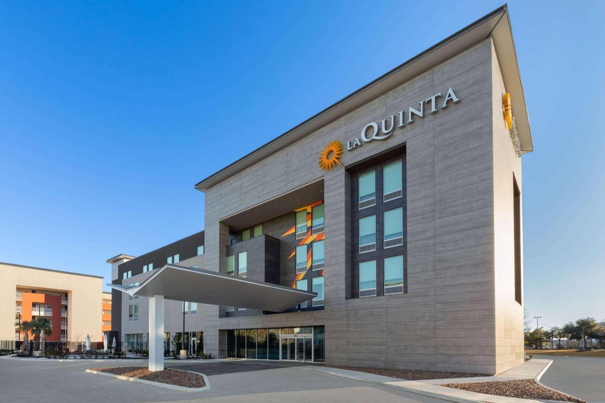 La Quinta Inn & Suites By Wyndham San Antonio At The Rim Exterior photo