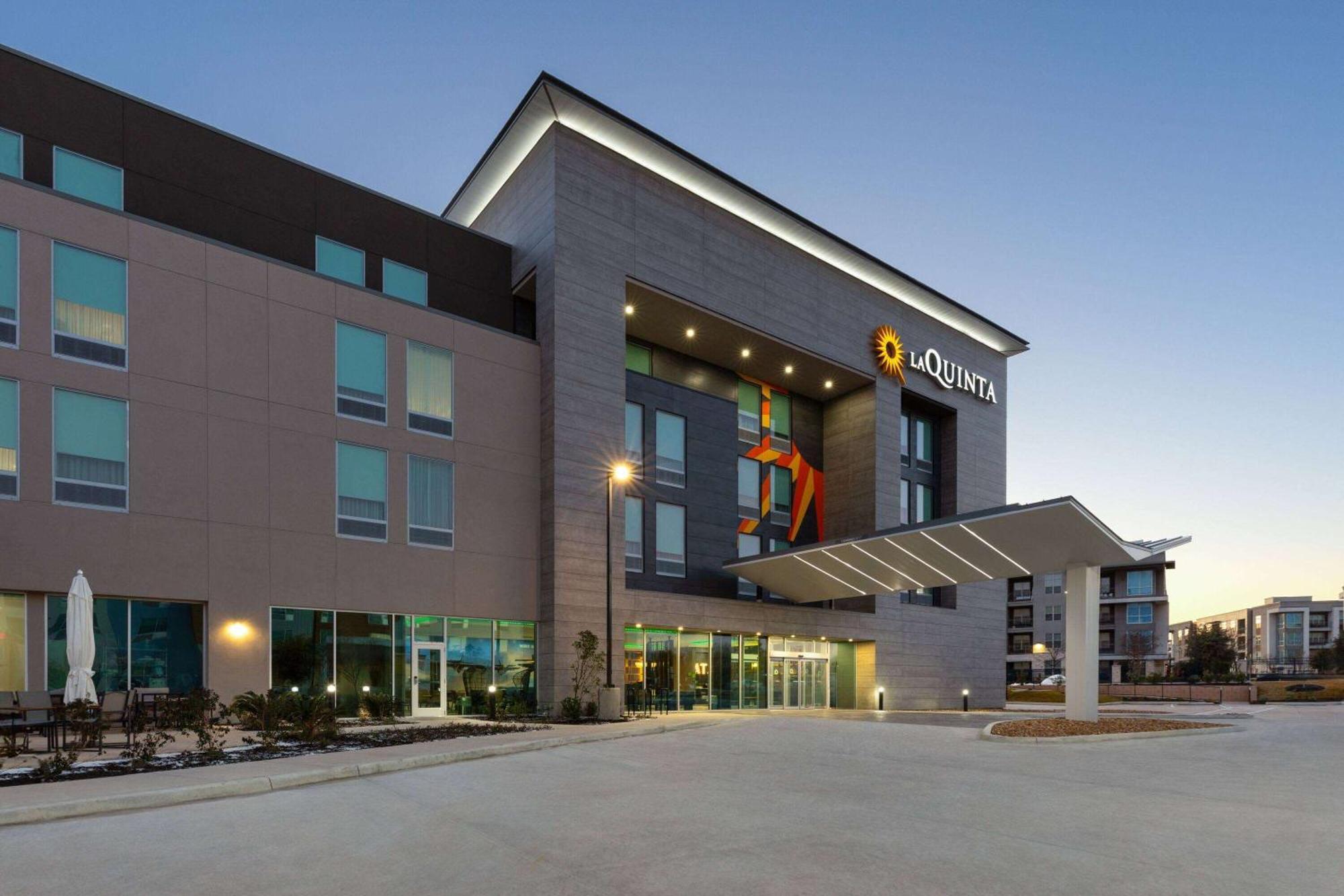 La Quinta Inn & Suites By Wyndham San Antonio At The Rim Exterior photo