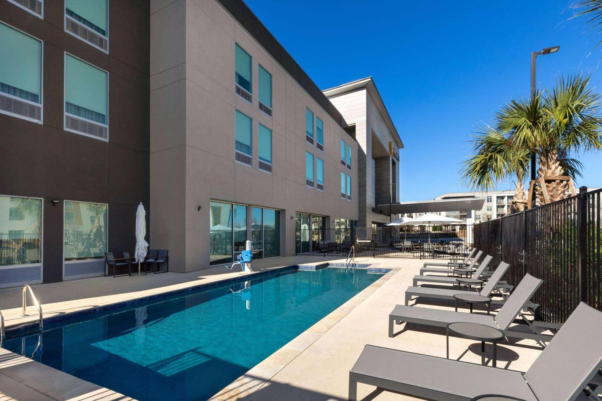 La Quinta Inn & Suites By Wyndham San Antonio At The Rim Exterior photo
